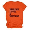 Dettaglio della stampa Weekends Coffee & Wrestling su t-shirt in cotone arancione - Taglia S / Arancione (Testo Nero)
