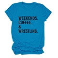 Dettaglio della stampa vintage Weekends Coffee Wrestling su maglietta in cotone blu - Taglia S / Blu Lago (Testo Nero)