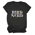 Détail d'un t-shirt gris en coton avec lettrage Bird Nerd et illustrations d'oiseaux - Gris Anthracite (Texte Blanc)