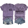 Détail du t-shirt violet à col en V avec imprimé floral et citation professionnelle - Violet (Imprimé Noir)