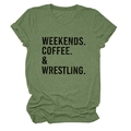 Dettaglio della maglietta verde con stampa slogan Weekends Coffee & Wrestling - Taglia S / Verde Oliva (Testo Nero)