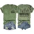 Détail d'un T-shirt d'été col en V avec imprimé végétal et d'un short en jean - Vert Olive (Imprimé Noir)