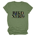 Détail du t-shirt vert Bird Nerd avec imprimés d'oiseaux colorés et col rond ajusté - Vert Olive (Texte Noir)
