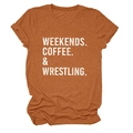 Dettaglio di una maglietta arancione con stampa Weekends Coffee and Wrestling sul petto - Taglia S / Arancio Bruciato (Testo Bianco)