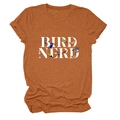 Détail de l'imprimé Bird Nerd sur un t-shirt col rond de couleur rouge rouille - Orange Brûlé (Texte Blanc)
