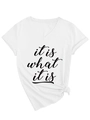 Detail eines weißen V-Ausschnitt-T-Shirts mit 'it is what it is' Schriftzug und Knotensaum - S / Schwarzer Textstil / Weiß