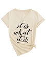Detail eines beigen V-Ausschnitt T-Shirts mit 'it is what it is' Schrift und Knotensaum - S / Knoten-Stil / Sandfarben