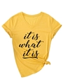 Detailansicht gelbes V-Ausschnitt T-Shirt mit 'it is what it is' Print und Knoten-Saum - S / Schwarzer Textstil / Gelb