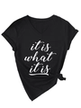 Détail du t-shirt noir col V avec motif 'it is what it is' et noeud latéral élégant - S / Style Texte Blanc / Noir