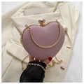 Détail de la pochette de soirée cœur à paillettes roses avec fermoir en strass - Rose
