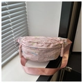 Detalle del bolso de cintura rosa con bordado de ondas coloridas y correa ancha de nailon - Rosa