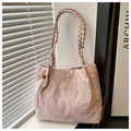 Dettaglio della borsa tote rosa con paillettes, trama jacquard ed elegante nappina decorativa - Rosa