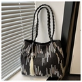 Dettaglio della borsa tote nera con paillettes colorate e manici in pelle intrecciata - Nero