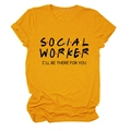 Detail van de Social Worker tekst op een gembergeel katoenen T-shirt met ademende stof - S / Mosterdgeel