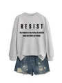 Detail eines grauen Sweatshirts mit RESIST-Aufdruck und zerrissenen Denim-Shorts - S / Grau (Schwarze Schrift)