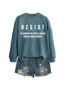 Nahaufnahme von Sweatshirt mit Resist-Aufdruck und Distressed-Denim-Shorts-Set - S / Blau (Weiße Schrift)