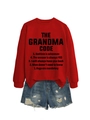 Détail du sweat rouge imprimé Grandma Code et du short en jean bleu avec déchirures - S / Rouge (Police Noire)