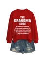 Détail du sweat à col rond rouge avec texte The Grandma Code et mini-short en jean usé - S / Rouge (Police Blanche)