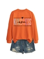 Mise à plat du sweat orange imprimé Kindness is Free et du short en jean déchiré - Sweat-shirt orange (motif de texte noir)