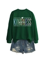 Détail d'un sweat vert foncé avec imprimé Kindness et un short en jean avec déchirures - Sweat-shirt vert foncé (motif de texte blanc)