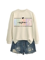 Détail de l'imprimé coloré Kindness is free sur le sweat-shirt beige à manches longues - Sweat-shirt couleur sable (motif de texte noir)