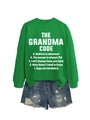 Détail de l'imprimé The Grandma Code sur sweat vert avec un short en jean délavé usé - S / Vert Herbe (Police Blanche)