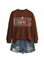 Détail de l'imprimé Kindness is Free sur sweat marron et short en jean vieilli - Sweat-shirt couleur café (motif de texte blanc)