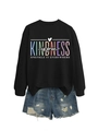 Détail de l'imprimé Kindness Is Free et du motif cœur sur le sweat noir à manches longues - Sweat-shirt noir (motif de texte blanc)