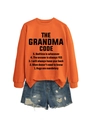 Vue à plat d'un sweatshirt orange avec texte et d'un short en jean avec déchirures - Orange (Police Noire)