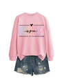 Sweat rose Kindness à plat avec un short en jean vieilli sur fond blanc immaculé - Sweat-shirt rose (motif de texte noir)