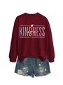 Détail du sweat-shirt bordeaux avec imprimé Kindness is free et short en jean - Sweat-shirt rouge vin (motif de texte blanc)