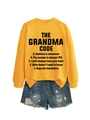 Mise à plat du sweat moutarde et du short en jean vieilli en ensemble décontracté - Jaune (Police Noire)