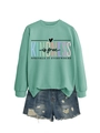 Détail de l'ensemble sweat vert menthe Kindness Is Free et short en jean usé - Sweat-shirt vert clair (motif de texte noir)