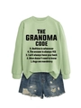 Détail du sweat vert clair avec slogan The Grandma Code et short en jean denim vieilli - Vert Olive (Police Noire)