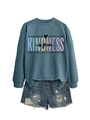 Détail de l'imprimé kindness is free sur le sweat-shirt et le short en jean - Sweat-shirt bleu (motif de texte noir)
