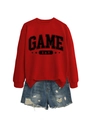 Détail du sweat-shirt rouge GAME DAY et du short en jean bleu avec déchirures - S / Sweat-shirt Rouge (Lettres Noires)