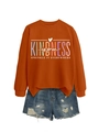 Détail de l'imprimé Kindness Is Free sur un sweat à col rond de couleur orange brûlé - Orange Brûlé (Lettres Blanches Graphique)
