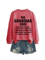Détail du sweat gris avec texte The Grandma Code et short en jean bleu déchiré - Rouge (Police Noire)