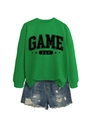 Mise à plat de sweat-shirt vert à col rond imprimé Game Day et short en jean vieilli - S / Sweat-shirt Vert Herbe (Lettres Noires)