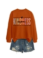 Vue à plat d'un sweat-shirt orange avec imprimé Kindness et un short en jean bleu - Orange Brûlé (Lettres Noires Graphique)