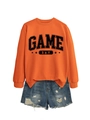 Vue détaillée à plat du sweat GAME DAY délavé et du short en jean déchiré tendance - S / Sweat-shirt Orange (Lettres Noires)