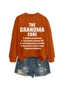 Détail du sweat à col rond imprimé The Grandma Code et du short en jean déchiré - Orange Brûlé (Police Blanche)