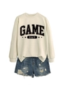 Vue à plat du sweat blanc cassé Game Day avec étoiles et short en jean vieilli - S / Sweat-shirt Couleur Sable (Lettres Noires)