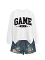 Vue à plat d'un sweat-shirt blanc Game Day avec étoiles et short en jean usé - S / Sweat-shirt Blanc (Lettres Noires)