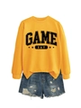 Détail du sweat jaune Game Day et du short en jean bleu avec finitions usées - S / Sweat-shirt Jaune (Lettres Noires)
