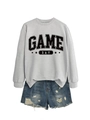 Détail du sweat gris avec imprimé GAME DAY et short en jean délavé et usé - S / Sweat-shirt Gris (Lettres Noires)