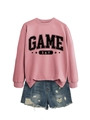 Détail du sweat à col rond rose avec imprimé Game Day et short en jean usé - S / Sweat-shirt Or Rose (Lettres Noires)