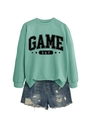 Gros plan sur le sweat-shirt Game Day vert menthe et le short en jean vieilli - S / Sweat-shirt Vert Clair (Lettres Noires)
