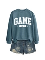 Détail du sweat Game Day avec étoiles évidées et short en jean vieilli pour femmes - S / Sweat-shirt Bleu (Lettres Blanches)