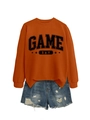 Détail du sweat orange Game Day avec un short en jean bleu délavé au style vintage - S / Sweat-shirt Orange Brûlé (Lettres Noires)